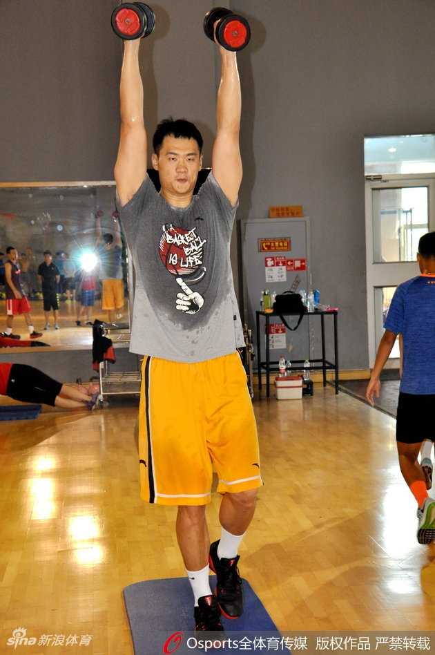 贾诚正在进行大重量杠铃卧推，胸口剧烈起伏，汗水早已浸透了他的训练背心