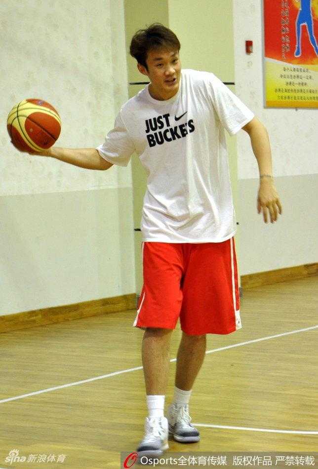 训练结束后，丁彦雨航与吴轲勾肩搭背走向场边，虽然满头大汗，但兄弟间的情谊和共同战斗的快乐溢于言表。