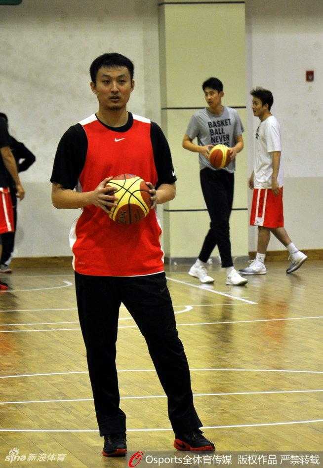 丁彦雨航在训练中摩拳擦掌，眼神中透露出对激烈对抗的渴望，仿佛下一秒就要冲上球场与队友展开真刀真枪的较量。