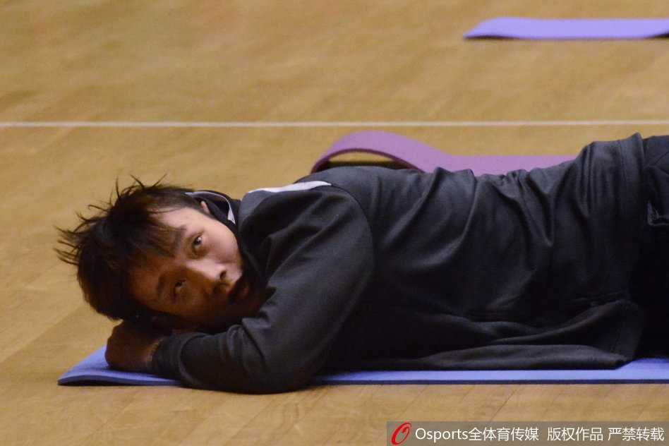 齐鲁盼盼:新援莱恩入列,山东高速男篮吹响季后赛冲锋号 大外援莫泰尤纳斯与教练在场边开怀畅谈,心情极佳,此前热身赛的胜利让全队都沉浸在积极的备战情绪中。