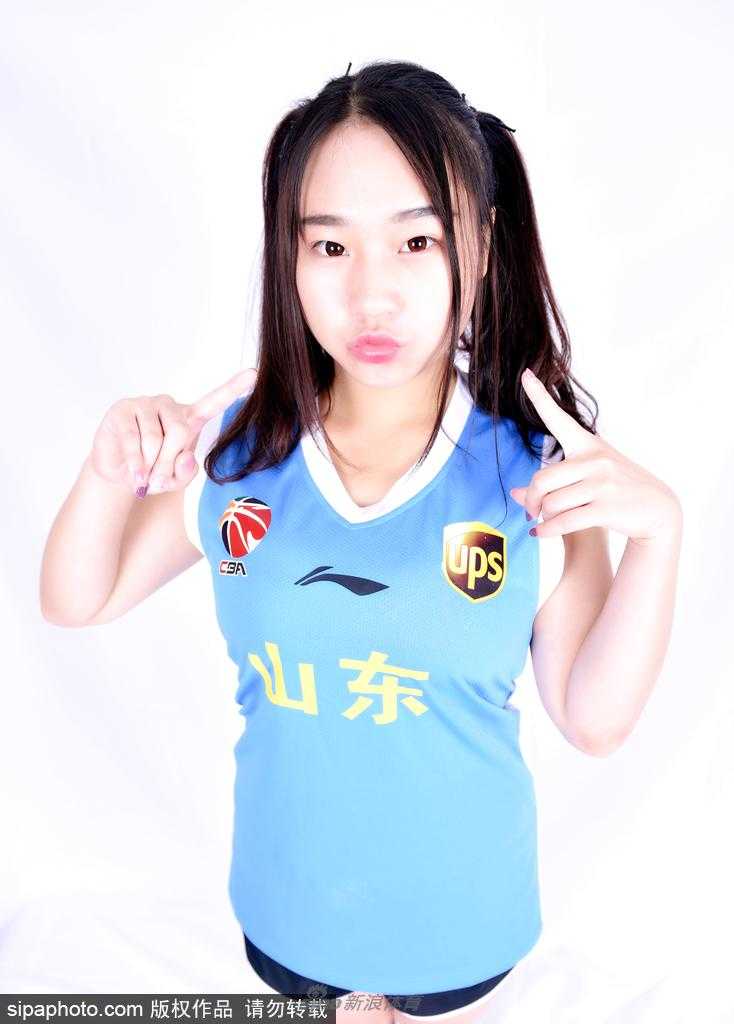 面对镜头，宝贝展露出灿烂无邪的笑容，青春的活力与对篮球的热爱在那一刻被完美定格。