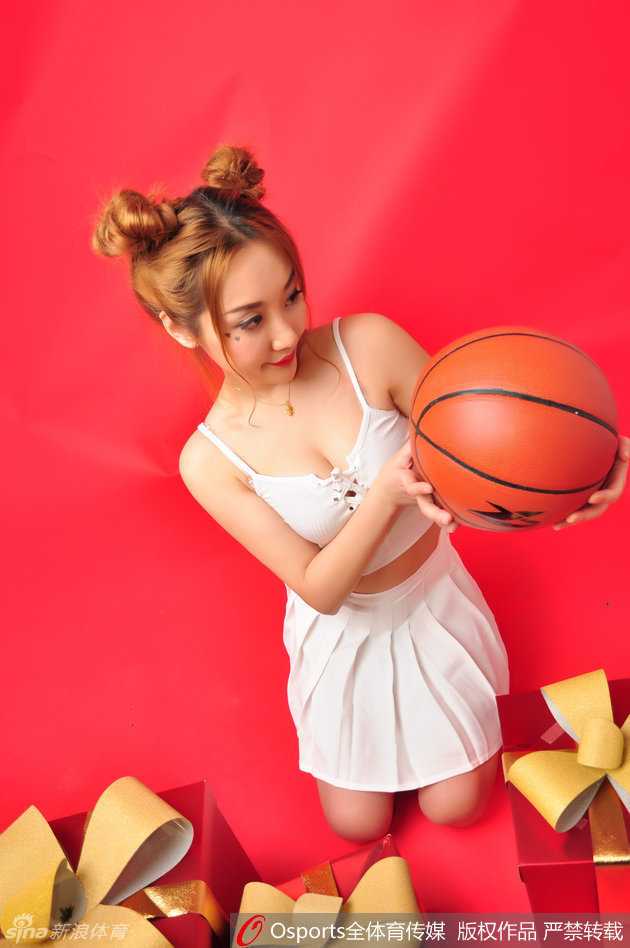 镜头捕捉到姑娘们整齐划一的动作，她们眼神专注，用肢体语言诉说着对舞蹈和篮球的热爱。