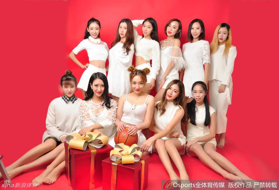 身穿白色运动装的篮球宝贝，在镜头前跃起，裙摆飞扬，笑容比新春的烟火还要灿烂。