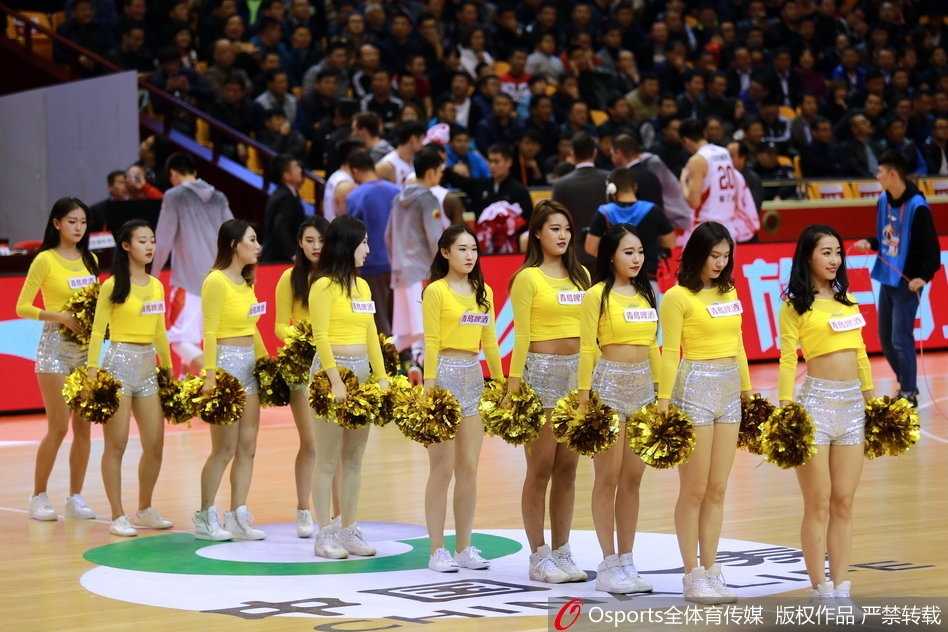 三位领舞身穿带有亮片装饰的黑色时尚短裙，在灯光下闪耀夺目，她们迷人的微笑和自信的舞姿成为赛场边最吸睛的焦点。