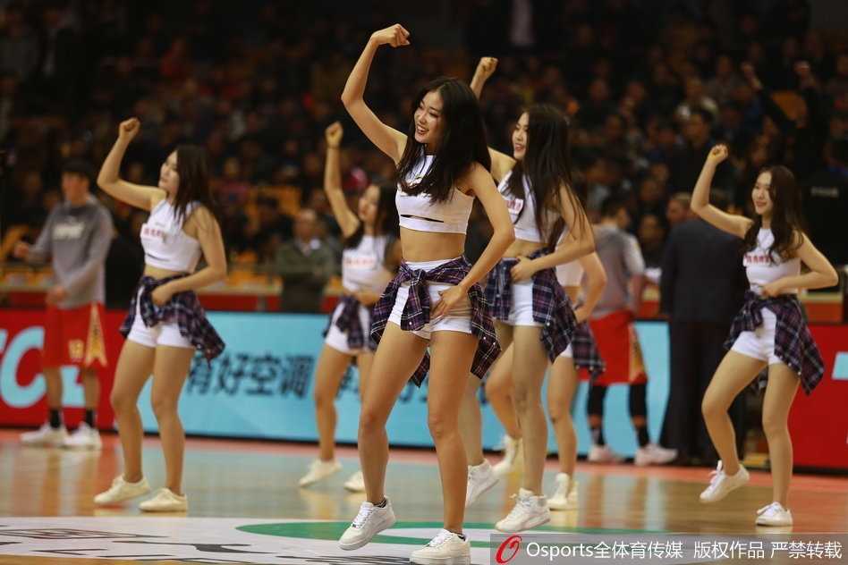 表演的最后，宝贝们排列成行向观众致意，她们红白相间的青春装扮与手中挥舞的彩球，定格了2017-2018赛季这个夜晚关于篮球与美丽的双重记忆。