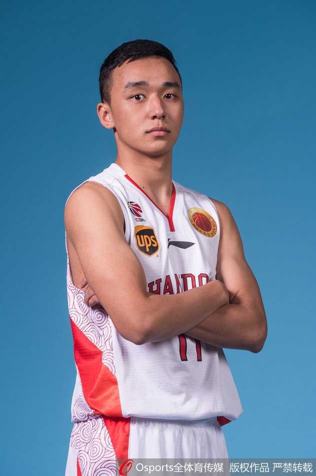 齐鲁豪阵梦碎半决:回眸山东高速男篮的土豪赛季与丁神绝唱 泰·劳森面带微笑,眼神中透出前NBA全明星球员的自信与灵动,蓄势待发掌控球队进攻脉搏。