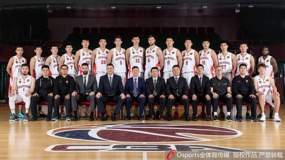 齐鲁豪阵梦碎半决:回眸山东高速男篮的土豪赛季与丁神绝唱 丁彦雨航身披山东高速战袍,目光如炬凝视镜头,周身散发着连庄MVP的王者霸气。