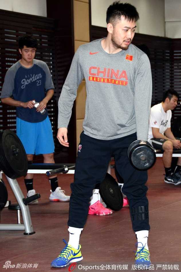 齐鲁铁军蓄势待发,山东高速男篮吹响季后赛冲锋号 训练结束后,满头大汗的队员们并未立即离场,而是聚在一起认真聆听教练的总结,每一个细节的打磨都是为了在赛场上多一分胜算。