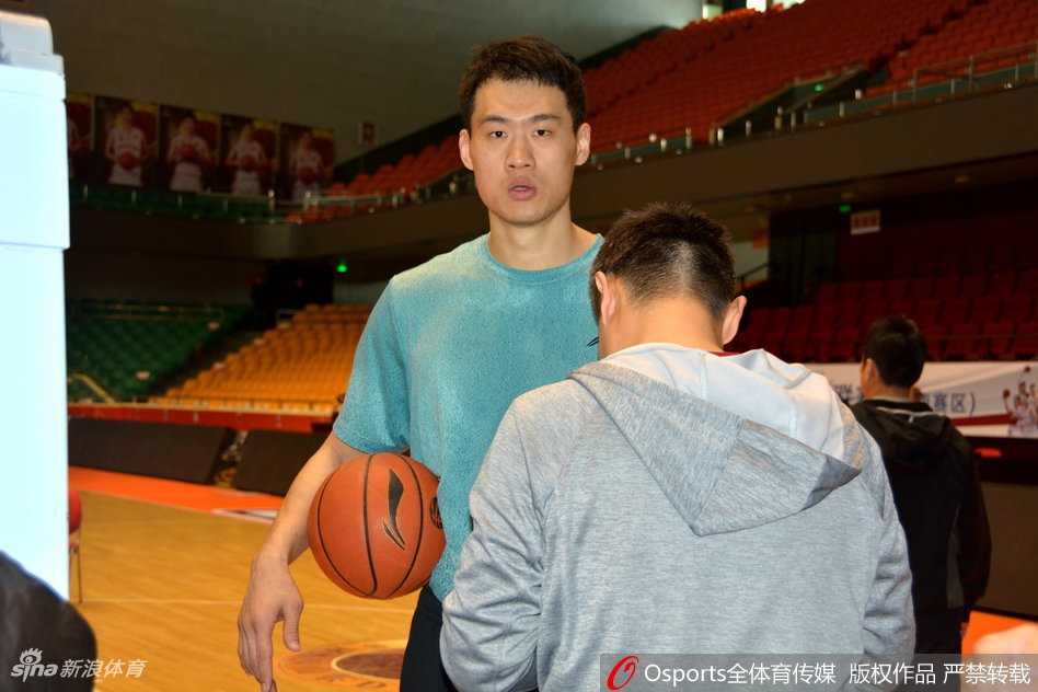 齐鲁铁军蓄势待发,山东高速男篮吹响季后赛冲锋号 主教练邱彪在场边双手拢在嘴边,大声地向场上的队员们传达着战术指令,他的激情与专注感染着训练馆里的每一个人。