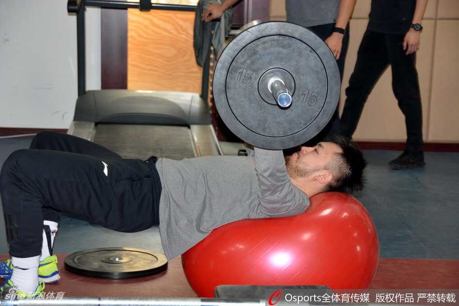 齐鲁铁军蓄势待发,山东高速男篮吹响季后赛冲锋号 外援琼斯在篮下展现出强大的统治力,他高高跃起,用一记势大力沉的单手劈扣终结进攻,引得场边队友阵阵喝彩。