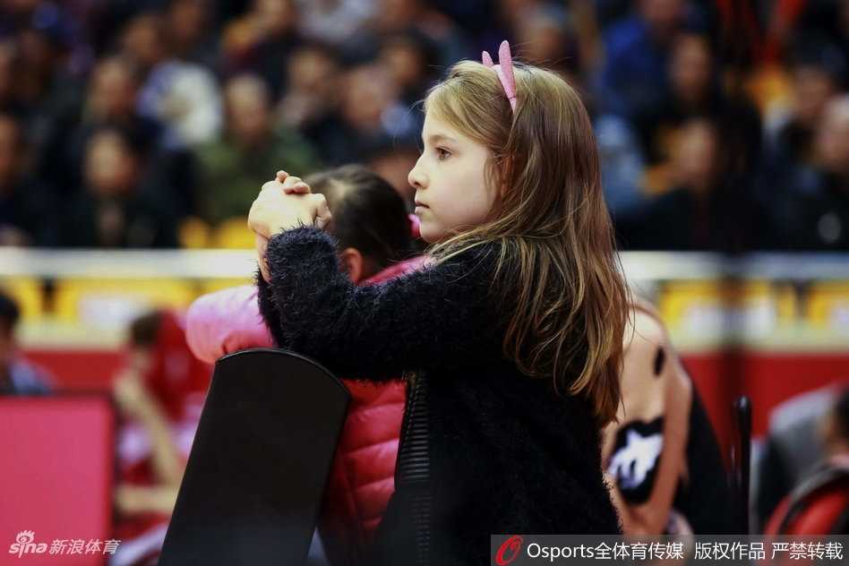 家属团在球员通道入口处驻足，手中拿着山东队的吉祥物，她们脸上洋溢着笑容，仿佛在等待着凯旋的英雄归来。