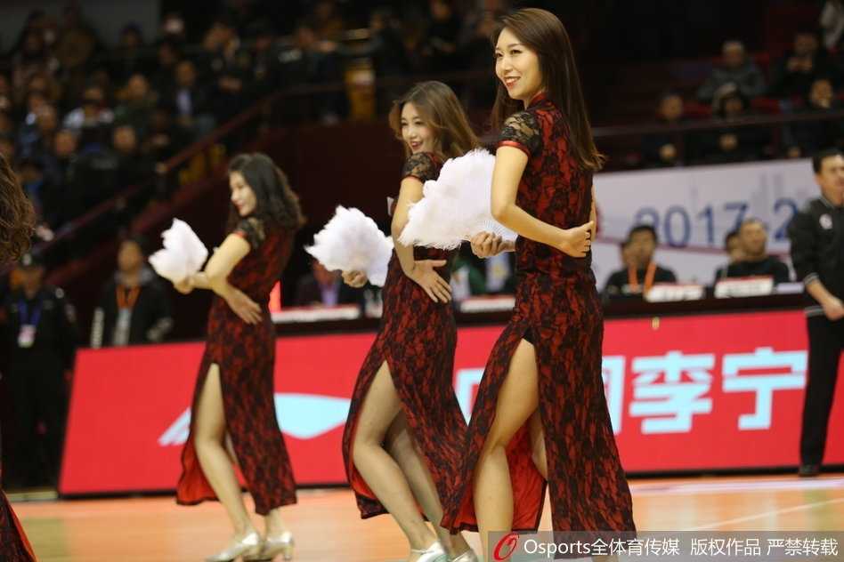 在赛场璀璨的灯光下，多名啦啦队队员排成一列，同时展现出修长的腿部线条，复古旗袍的独特魅力与篮球赛场的激情碰撞出别样火花。