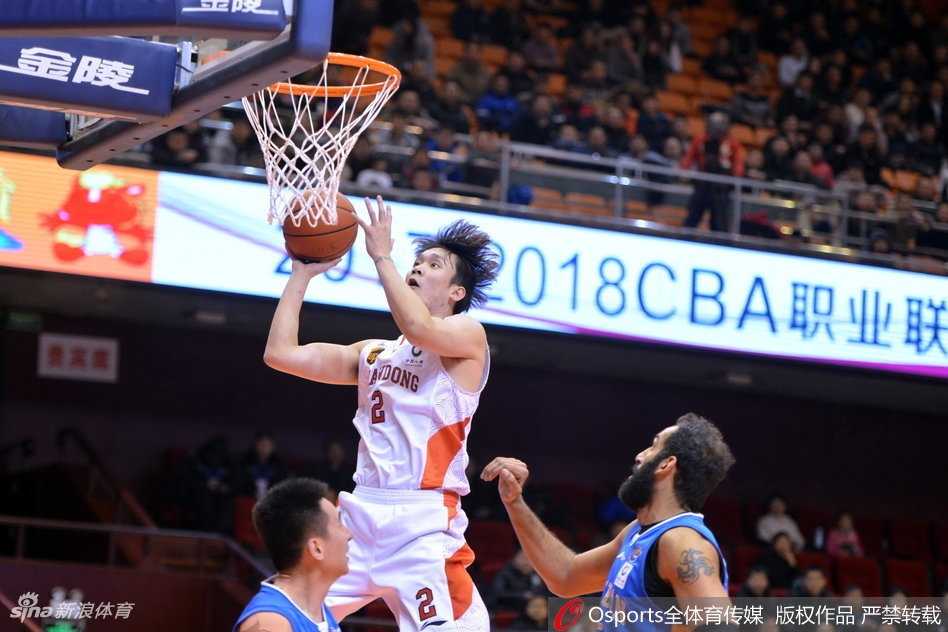 莫泰尤纳斯在哈达迪头顶霸气摘板，泰山压顶之势不可阻挡