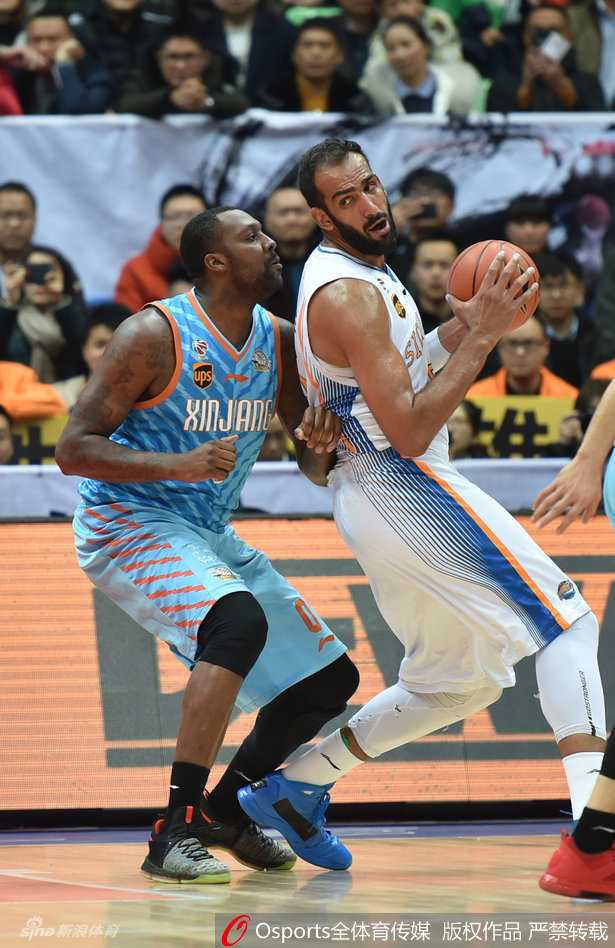 李根如导弹般后仰跃起，在空中稳稳出手，皮球划过一道致命弧线直钻网窝