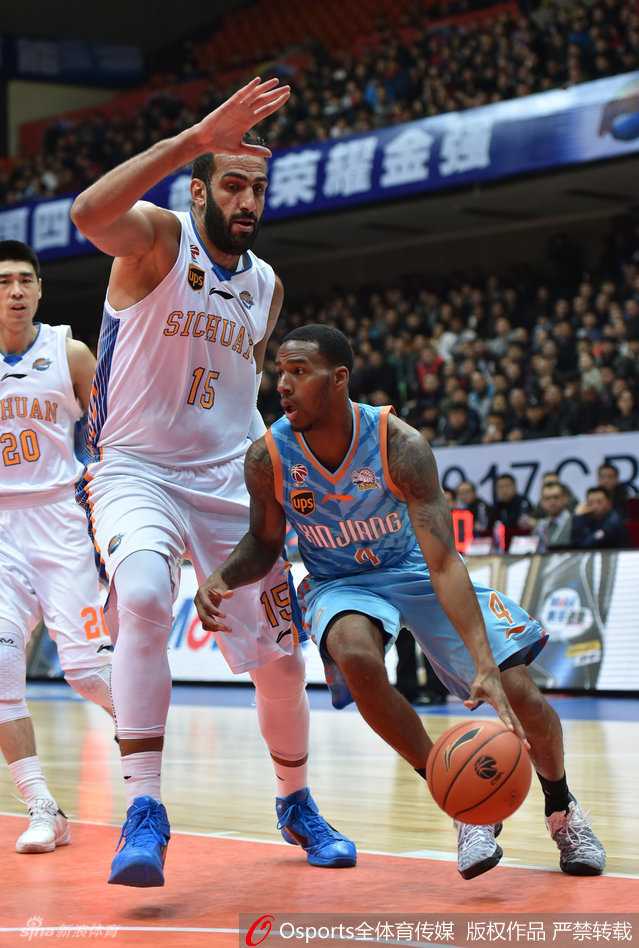 哈达迪泰山压顶般完成双手重扣，落地后捶胸怒吼，气势震动全场