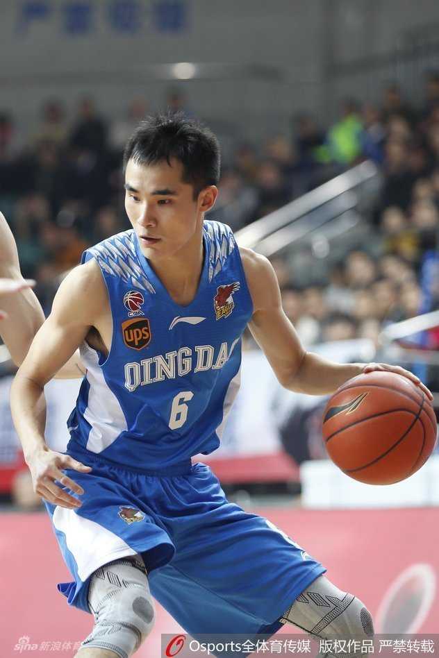 龙争虎斗映篮坛:CBA赛场群星闪耀时 桑尼在内线拼抢中高高跃起,他伸长手臂,在对方头顶强硬摘下进攻篮板,展现了亚洲顶级内线的凶狠与血性。