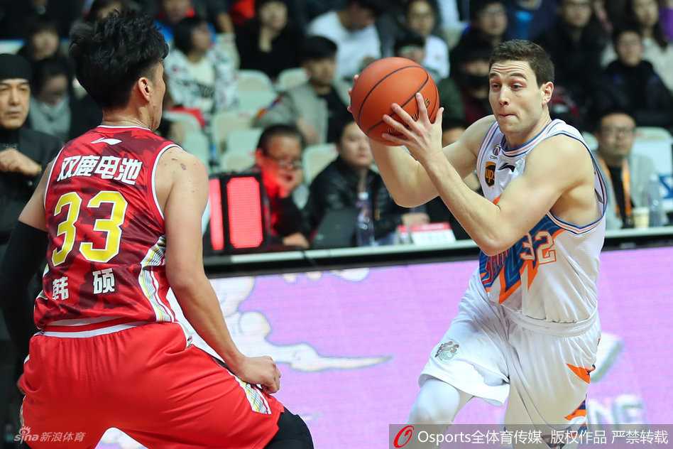 龙争虎斗映篮坛:CBA赛场群星闪耀时 弗雷戴特在严防之下依旧自信出手,篮球划过天际的优美弧线,仿佛宣告着“寂寞大神”的无解时刻即将来临。