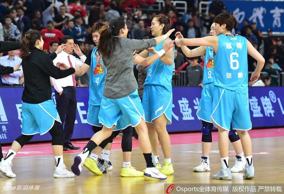 北京队外援福尔斯如同内线巨塔，在山西队多人包夹之下依然强硬地将球放入篮筐，展现出MVP级别的统治力，为北京队的胜利奠定坚实基础。