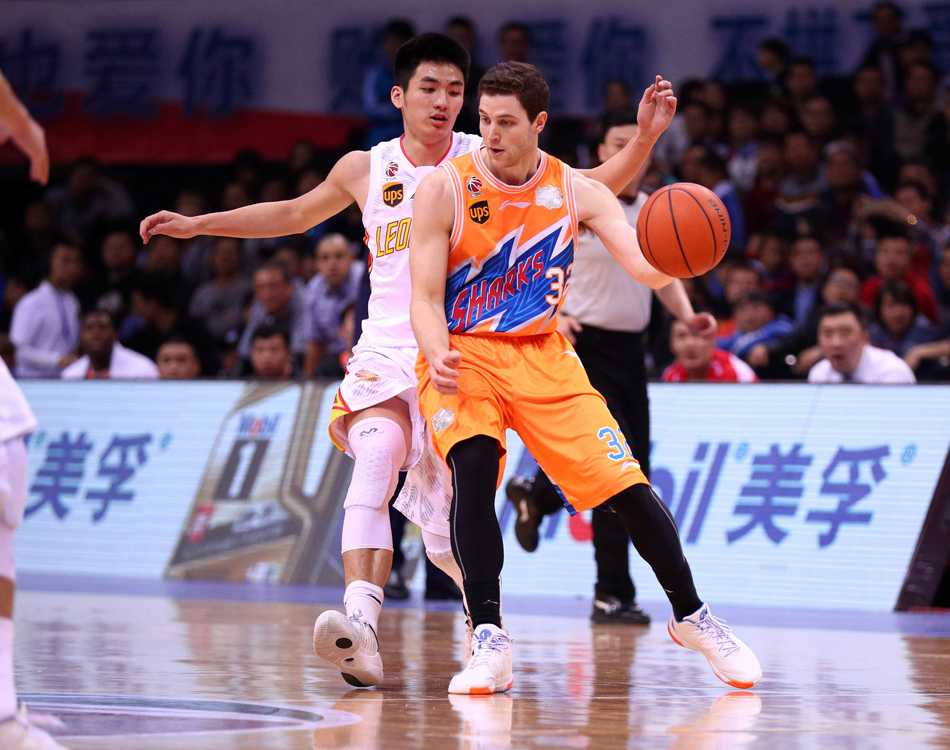 龙岗大决战:弗神独舞难救主,深圳猎鲨挺进四强 帕戈加速突破上海防线, despite 上海内线两大将张兆旭和曾文鼎的联手封堵。