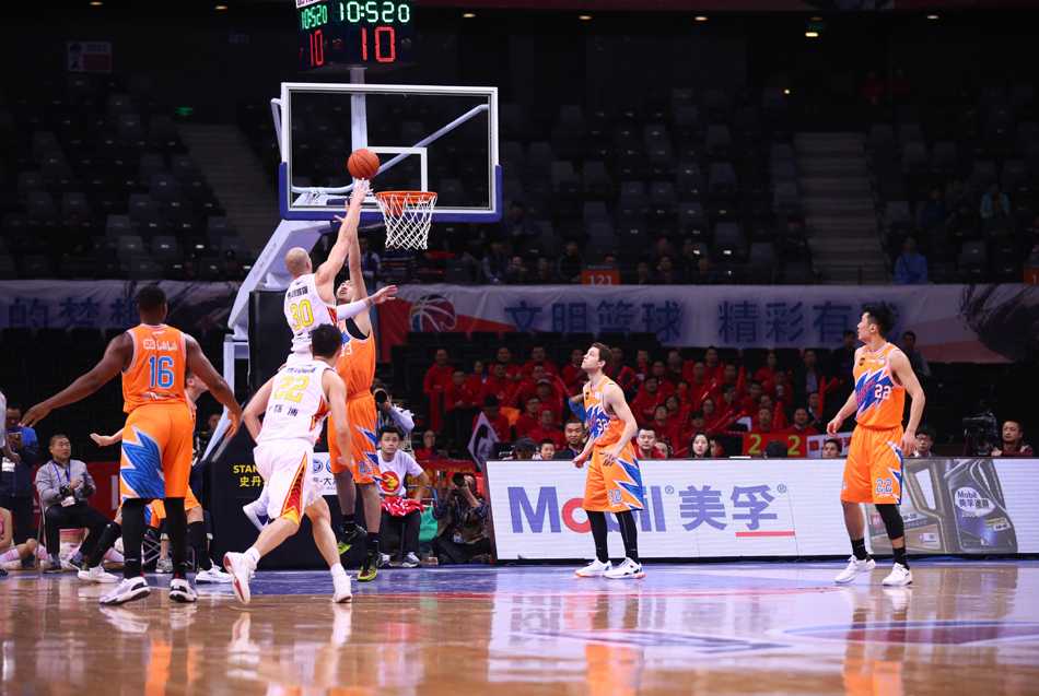 龙岗大决战:弗神独舞难救主,深圳猎鲨挺进四强 深圳队员在胜局已定时忘情击掌,庆祝这场来之不易的生死战胜利。