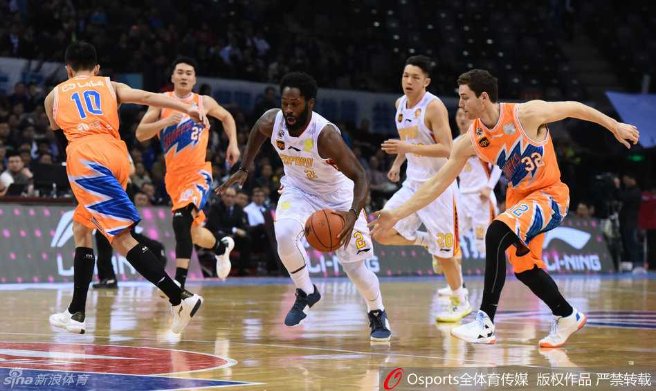 龙岗大决战:弗神独舞难救主,深圳猎鲨挺进四强 场边热情的深圳球迷打出标语,为即将踏上半决赛的球队呐喊助威。