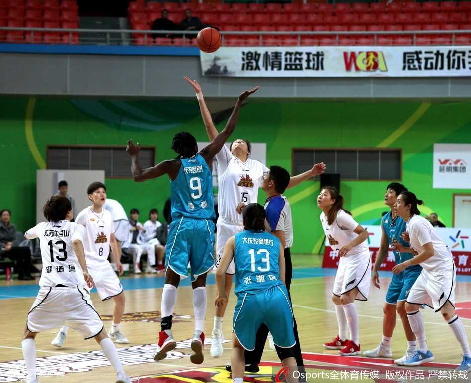 龙江客胜撼金陵,女篮烽火燃初冬 纪妍妍沉着控球,指挥队友跑位,作为球队大脑,她在关键时刻的每一次决策都直指江苏队防线软肋。