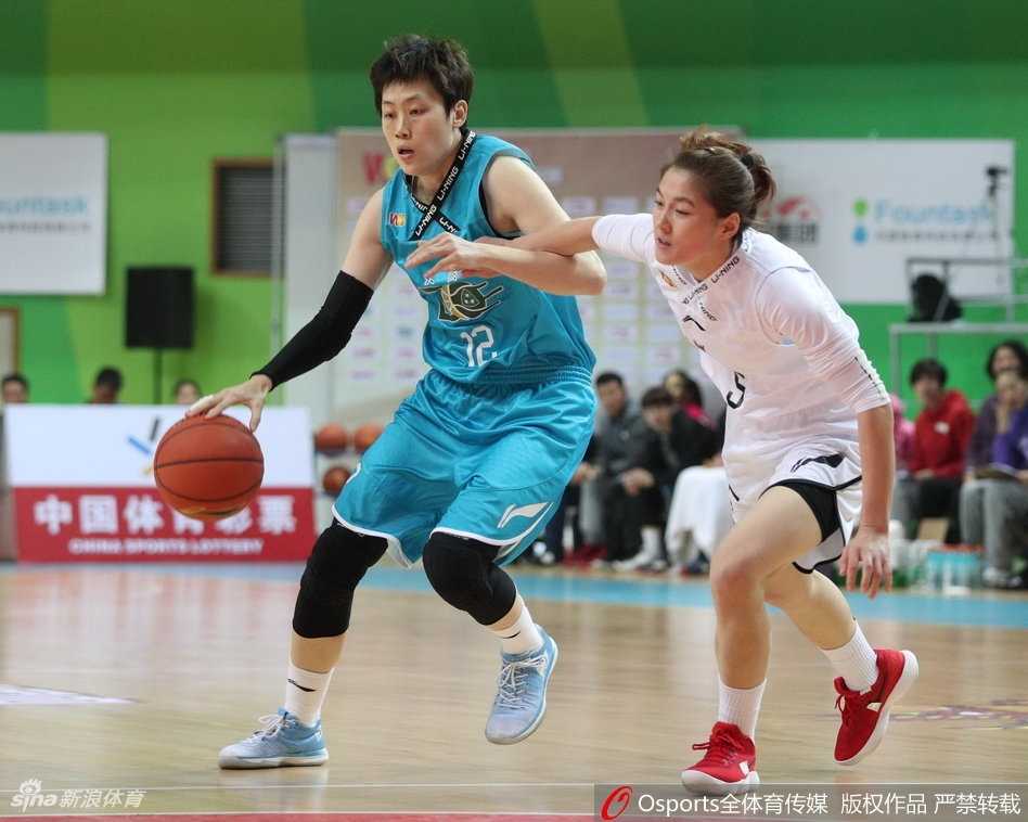 龙江客胜撼金陵,女篮烽火燃初冬 江苏女篮主场队员眼神坚毅,在防守端筑起铜墙铁壁,试图阻挡大庆队的猛烈攻势。