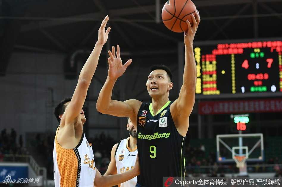 广东队后卫周鹏在人群中如游鱼般穿梭，面对封盖在空中拧身拉杆，人与球的姿态仿佛凝固的雕塑，展现出超强的核心力量和身体控制力。