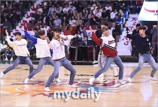 차은우, 농구장을 수놓은 아이돌의 특별한 시구 아스트로 멤버들이 경기 관람 중 박수를 치며 선수들의 멋진 플레이에 환호하고 있다.