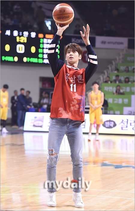 차은우, 농구장을 수놓은 아이돌의 특별한 시구 차은우가 집중된 눈빛으로 시구를 준비하며 공을 던지기 직전의 진지한 표정.