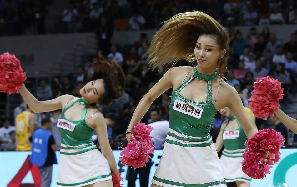 宝贝们集体摆出帅气的姿势，服装闪耀，笑容灿烂，展现出啦啦队整齐划一的团队魅力和青春活力。