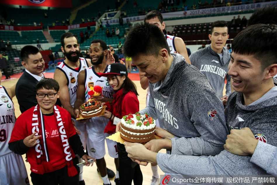 尽管被蛋糕糊住了眼睛，衡艺丰却丝毫不在意，脸上依然挂着灿烂而幸福的笑容，享受着来自团队的独特关爱。