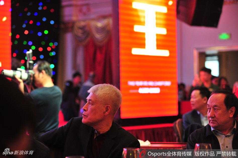 功勋主帅蒋兴权满头银发出席庆功宴，神情专注地看着台上的弟子们