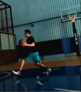 🏀 迷踪幻影·欧洲步大观 🏀 一名球员利用背后运球衔接欧洲步,球在身后灵动地弹跳,脚步也随之舞动,轻巧地穿过两名防守者的合围。