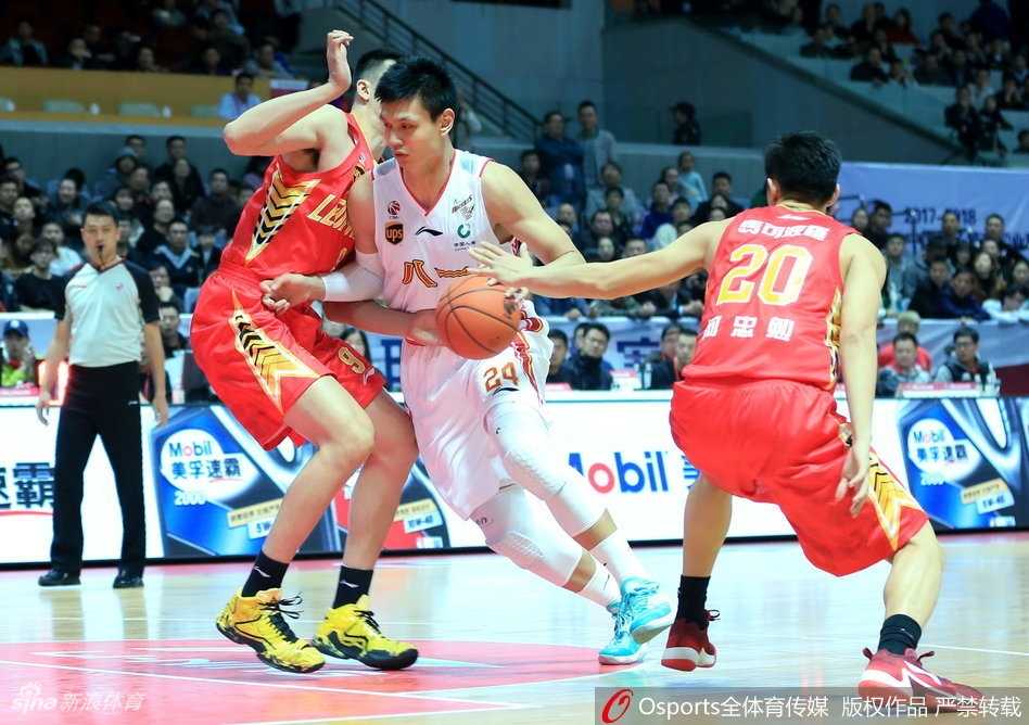 八一队球员在宁波主场严阵以待，眼神中透露出对赛季首胜的渴望，场边球迷挥舞着旗帜为心中的铁军呐喊助威。