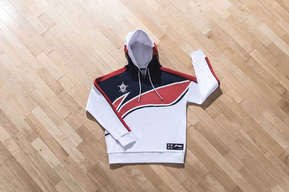 镜头切换到北区更衣室，藏蓝色的基调沉稳而硬朗，每一件挂在衣架上的帽衫和短裤都透露着北区明星们内敛的霸气，静待大战拉开帷幕。