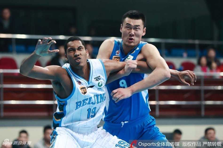 马尚·布鲁克斯如利刃般撕破北京队的防线，他身边的防守者只能望其项背，这一刻他是江苏队驶向胜利航道的掌舵者。