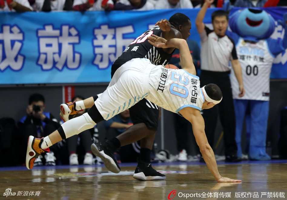 新疆队球员在广厦内线完成势大力沉的单手劈扣，篮球炸筐而入的瞬间，整个球馆的空气仿佛都被点燃，宣告着王者归来的决心。