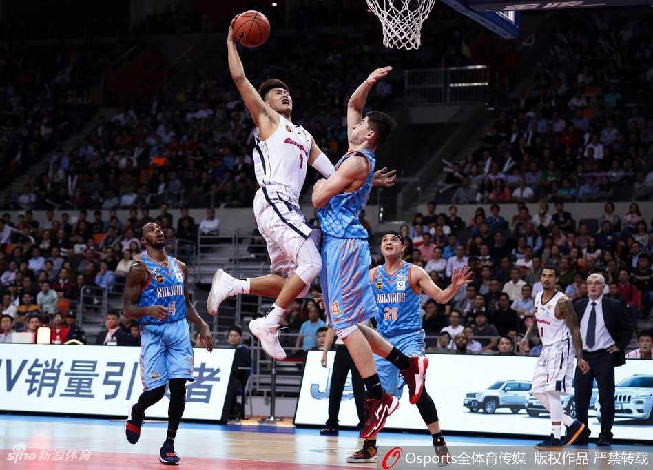 巴斯在四川队内线高高跃起，完成了一记势大力沉的双手重扣，哈达迪的防守在这一刻成为了背景，照片中能清晰看见巴斯暴起的青筋和砸向篮筐的巨力。