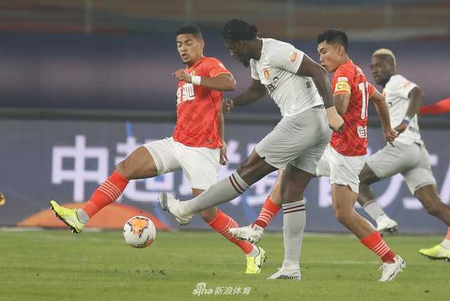 中超争冠格局剧变:恒大5球血洗华夏 中超争冠格局剧变:恒大5球血洗华夏