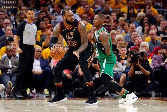 凯尔特人末节险胜尼克斯：双探花合砍57分