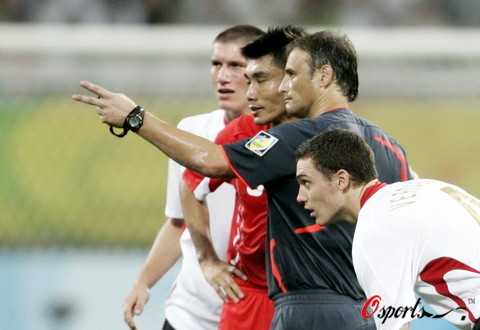 国足0-4哥伦比亚热身赛复盘：防线崩盘新帅体系水土不服