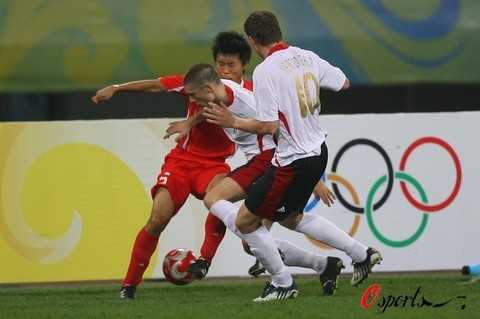 国足0-4哥伦比亚热身赛复盘：防线崩盘新帅体系水土不服