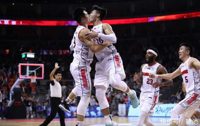 威少45+15导演25分史诗逆转!雷霆主场掀翻爵士续命 威少45+15导演25分史诗逆转!雷霆主场掀翻爵士续命