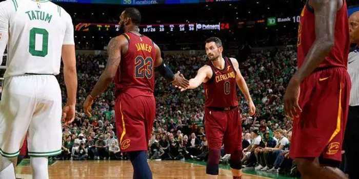 杰伦准三双助绿军横扫骑士，主场饮恨米切尔30分难救主