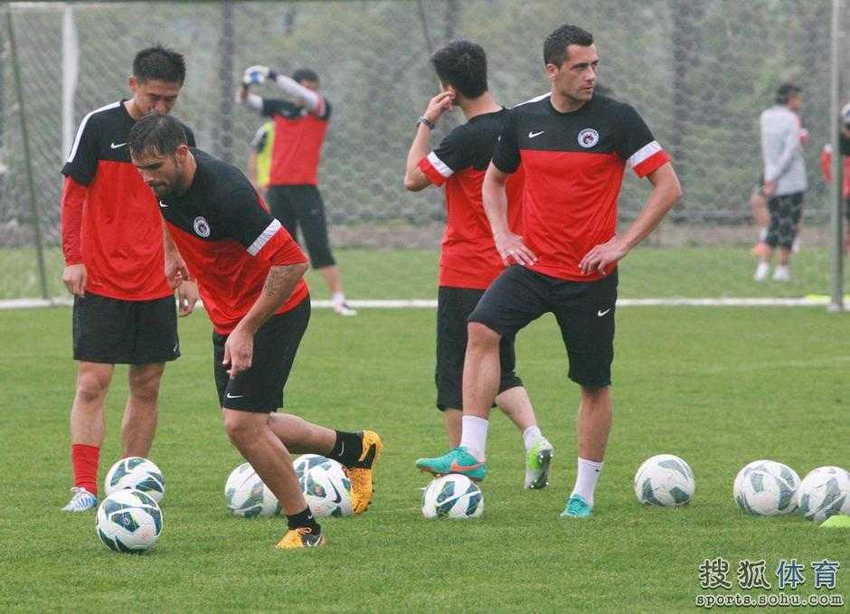 标题：于汉超反戈+陈涛手球 阿尔滨3-1逆转辽足