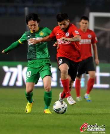 标题：于汉超反戈+陈涛手球 阿尔滨3-1逆转辽足