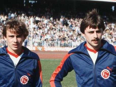 标题:国家德比拜仁2-2憾平多特,6分领跑优势不变(28字) 标题:国家德比拜仁2-2憾平多特,6分领跑优势不变(28字)