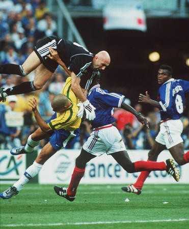 标题：皇马曼联两回合6-5史诗对决！罗纳尔多帽子戏法征服梦剧场