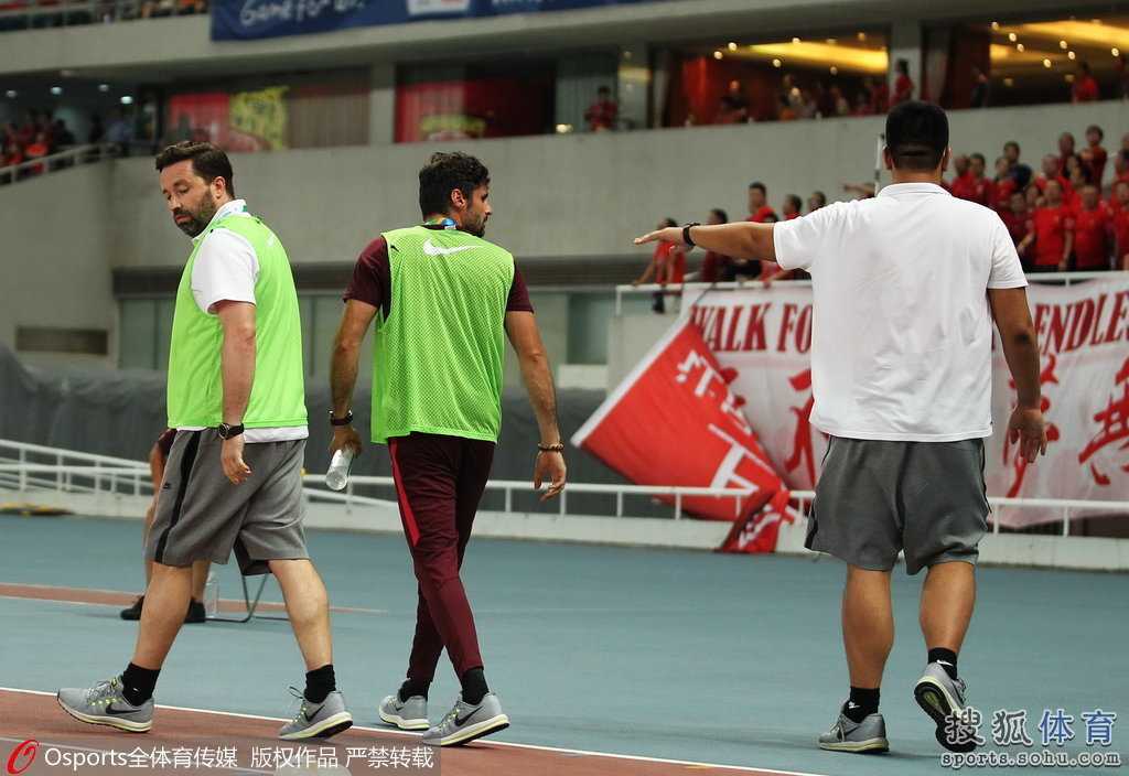 标题：胡尔克传射奥斯卡双响，上港4-1大胜权健